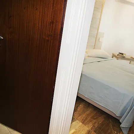 Zeus Hotel 2*